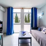 Apartment Bay View W/pool 3-min Walk To The
